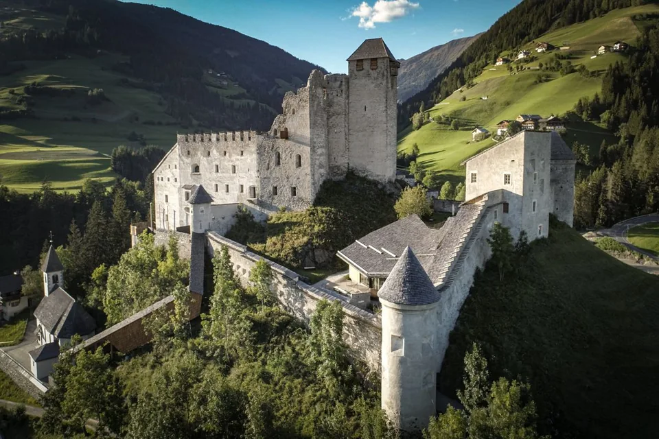 Burg Heinfels auf einem grünen Hügel im Hochpustertal