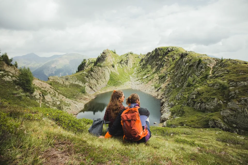 Zwei Wanderinnen an einem Bergsee am Thurntaler